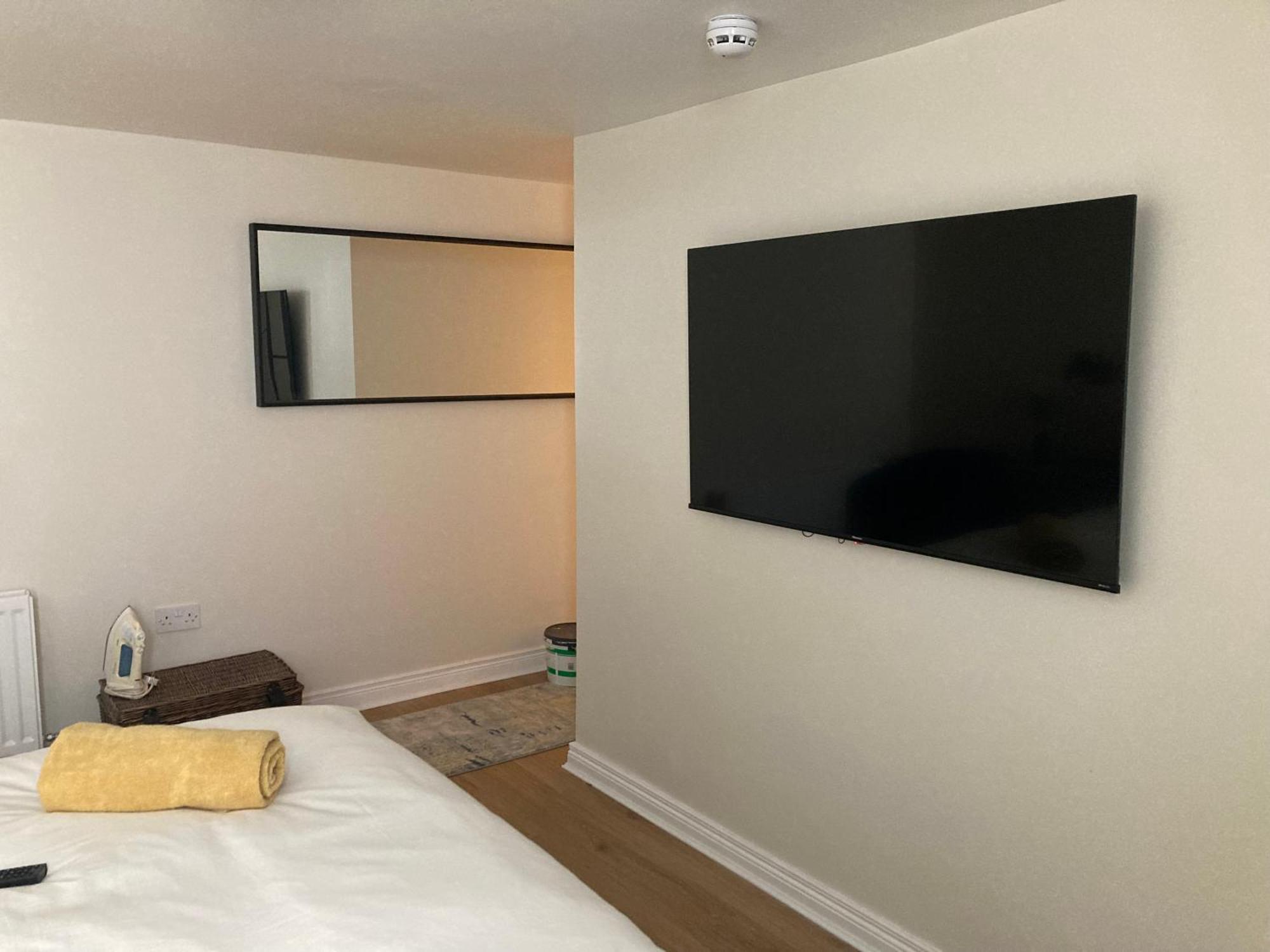 Holiday home Smart 4k Tvs In Bedrooms Double Vanity Sink