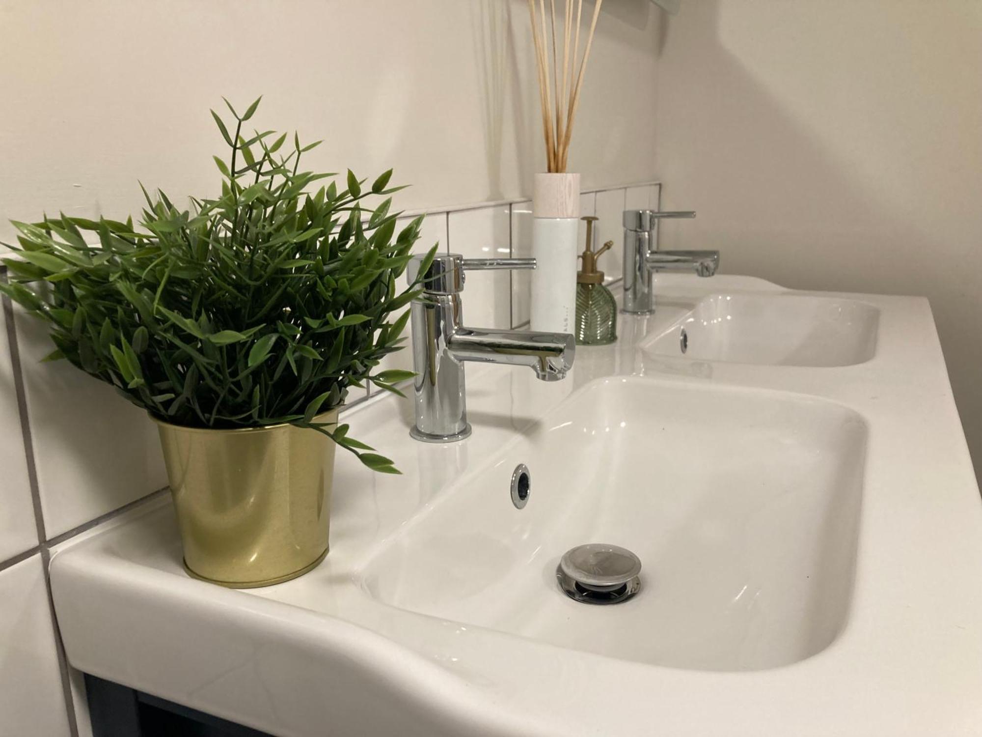 Holiday home Smart 4k Tvs In Bedrooms Double Vanity Sink