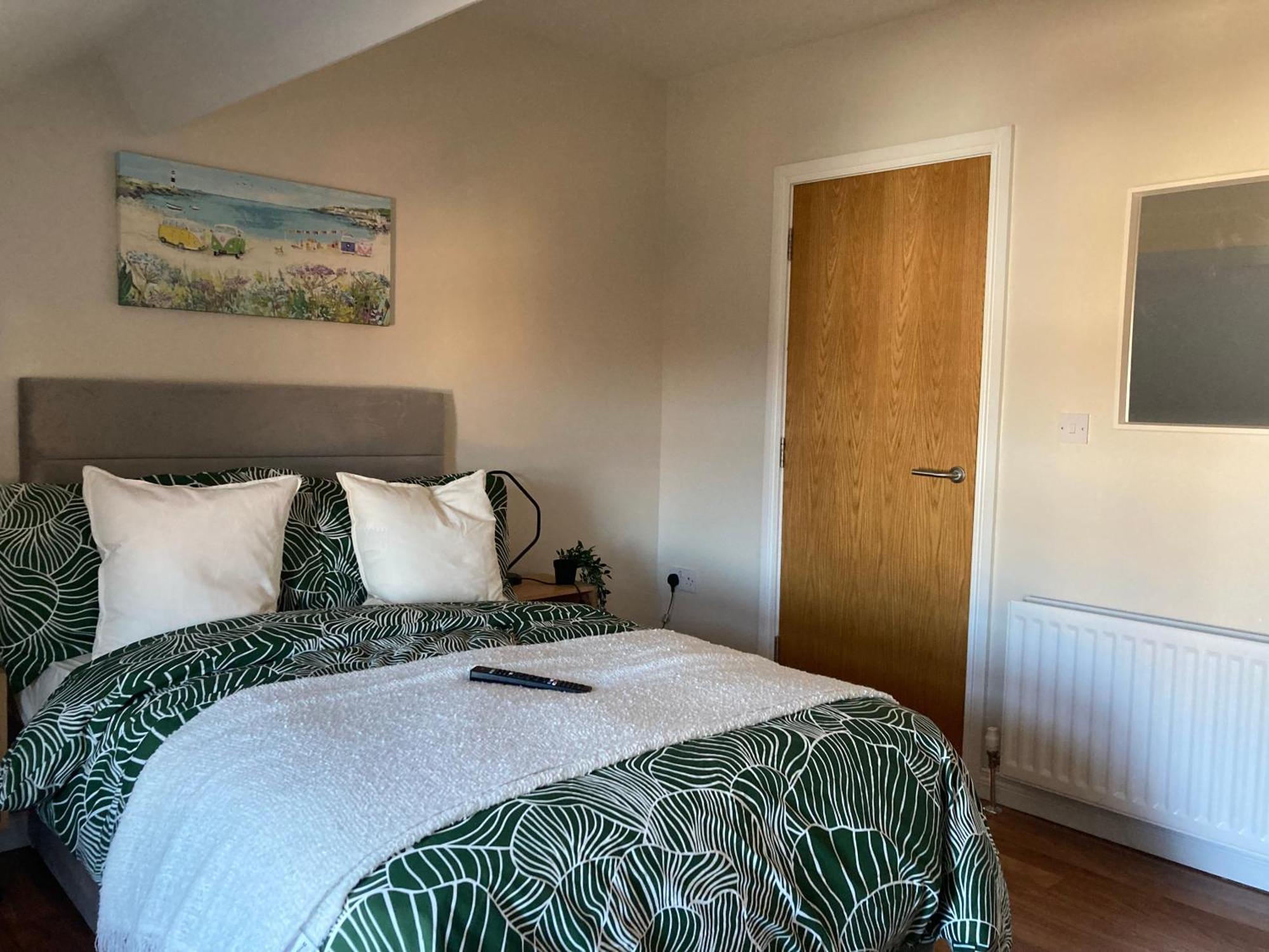 Smart 4k Tvs In Bedrooms Double Vanity Sink Holiday home