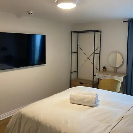 Smart 4K Tvs In All Bedrooms Double Vanity Sink Belfast Exterior photo