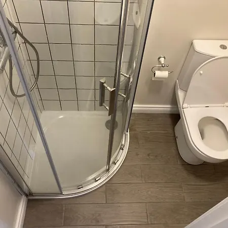 Smart 4K Tvs In All Bedrooms Double Vanity Sink Belfast Exterior photo