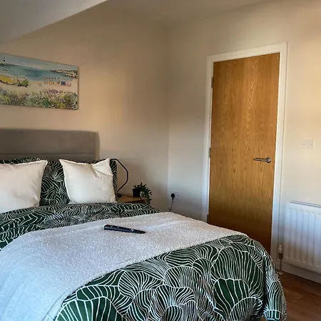 Smart 4K Tvs In All Bedrooms Double Vanity Sink Belfast Exterior photo