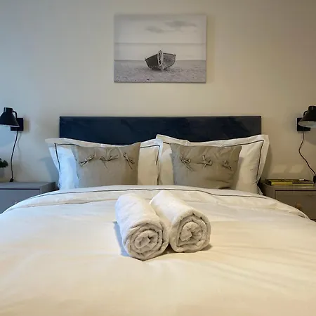 Smart 4K Tvs In All Bedrooms Double Vanity Sink Belfast Exterior photo