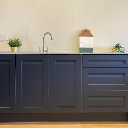 Smart 4K Tvs In All Bedrooms Double Vanity Sink Belfast Exterior photo
